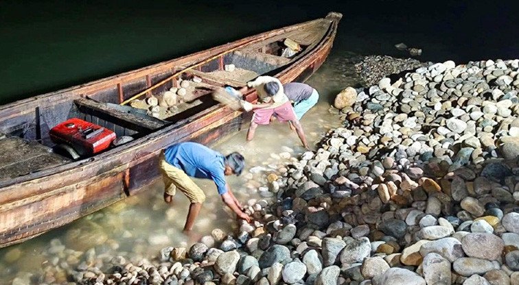 একরাতেই ফিরিয়ে আনা হল লুটের ১২ হাজার ঘনফুট পাথর 